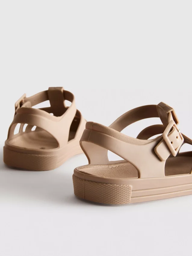 Sandaler i gennemsigtig plast