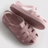 Sandaler i gennemsigtig plast