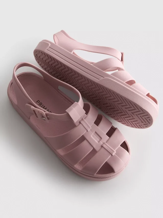 Sandaler i gennemsigtig plast