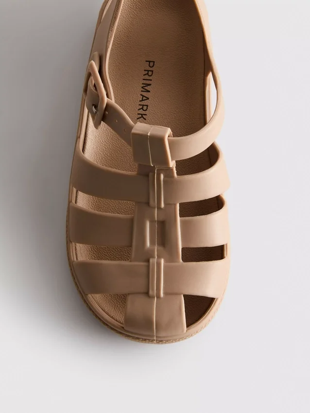 Sandaler i gennemsigtig plast
