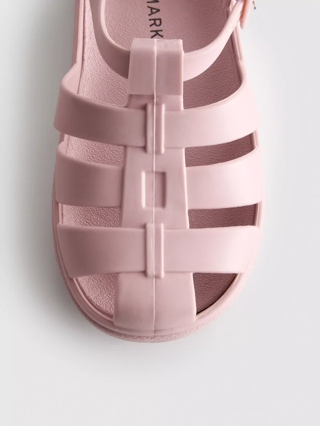 Sandaler i gennemsigtig plast