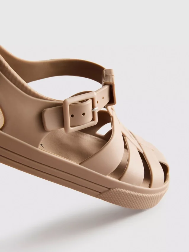 Sandaler i gennemsigtig plast