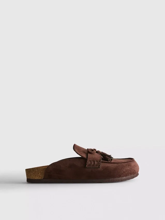 Sandaler i imiteret ruskind med kvaster