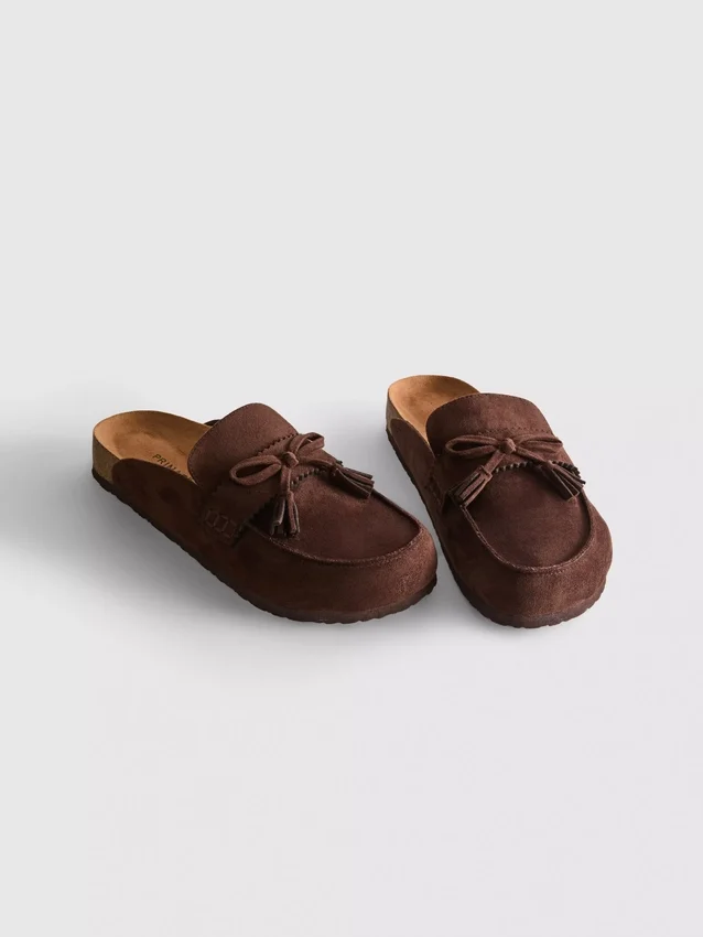 Sandaler i imiteret ruskind med kvaster