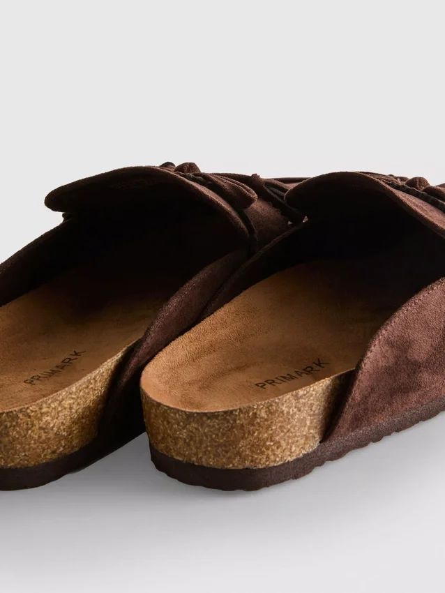 Sandaler i imiteret ruskind med kvaster