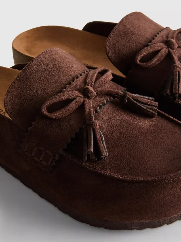 Sandaler i imiteret ruskind med kvaster