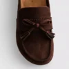 Sandaler i imiteret ruskind med kvaster