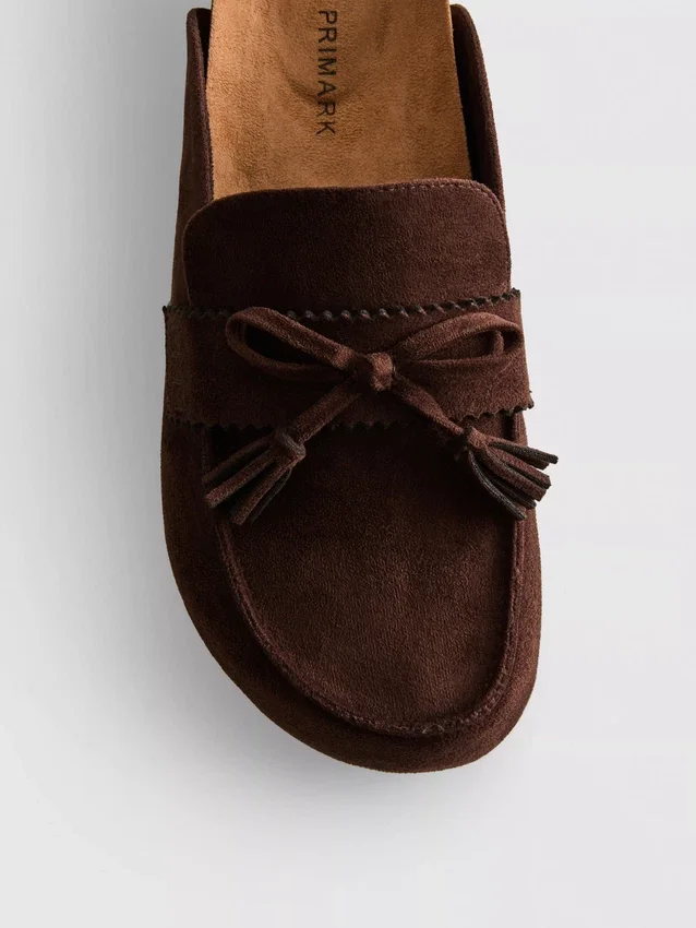 Sandaler i imiteret ruskind med kvaster