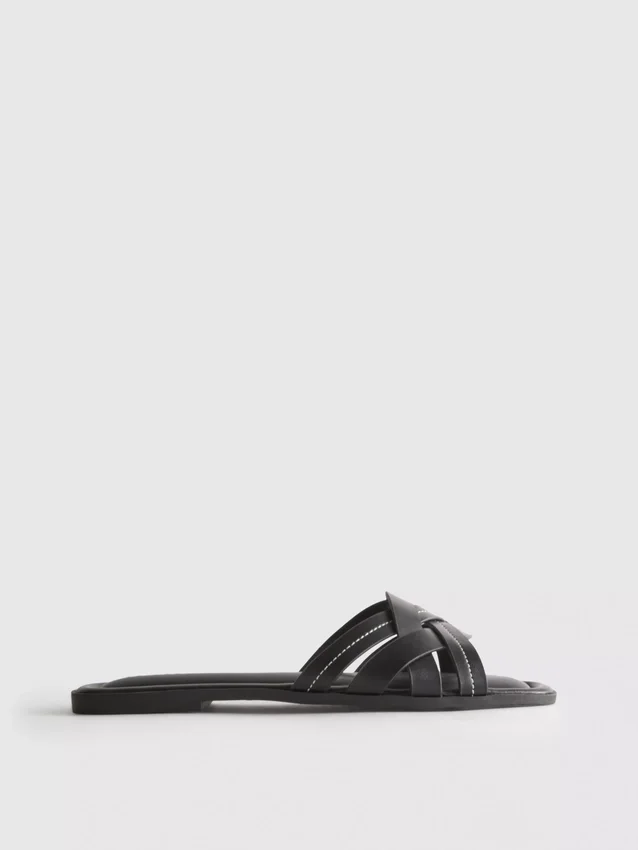 Sandaler i vævet imiteret læder