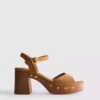 Sandaler med blokhæl i imiteret ruskind med nitter