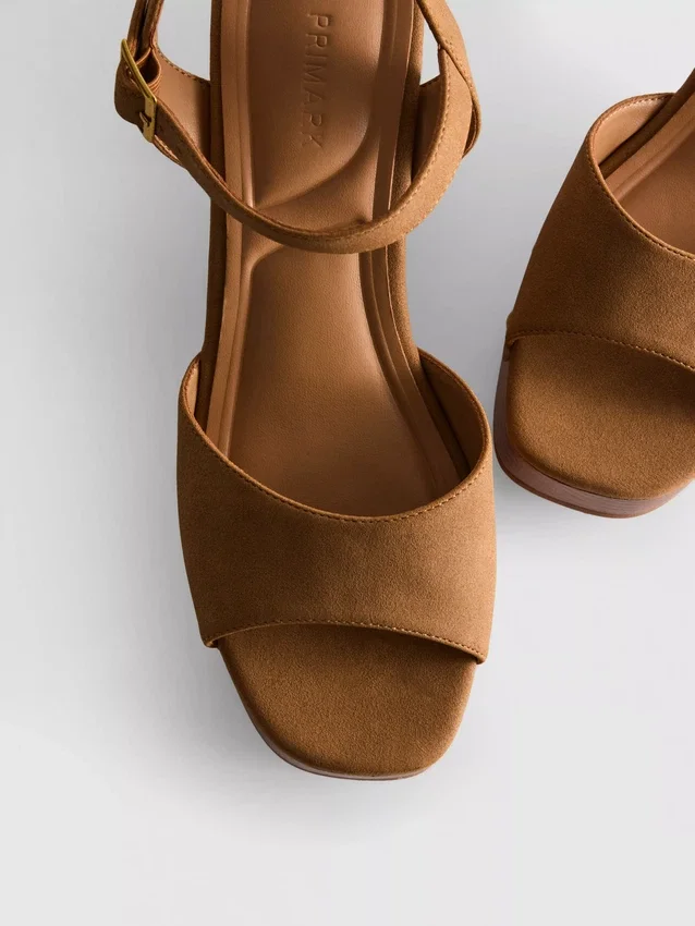 Sandaler med blokhæl i imiteret ruskind med nitter