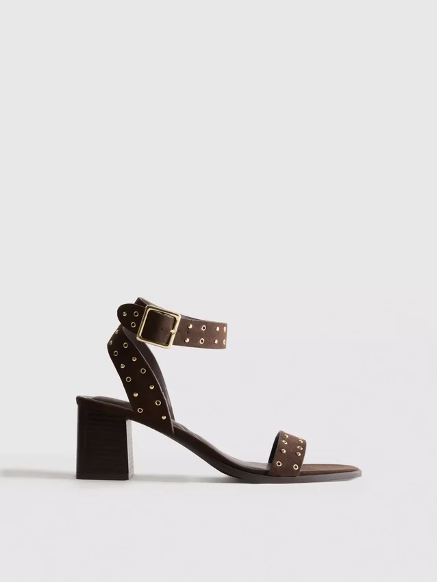 Sandaler med blokhæl og nitter