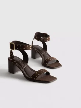 Sandaler med blokhæl og nitter