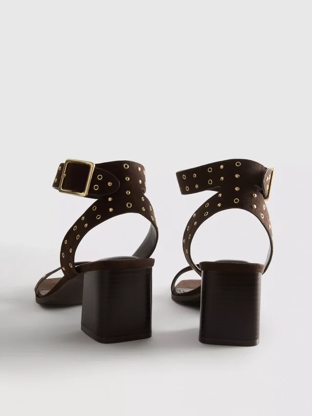 Sandaler med blokhæl og nitter