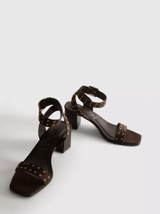 Sandaler med blokhæl og nitter