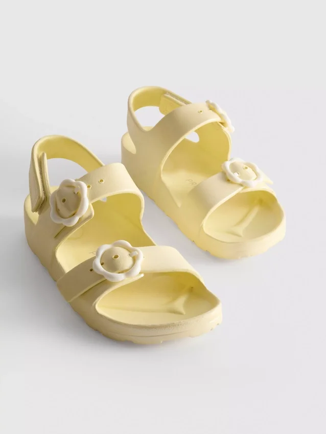Sandaler med blomsterremme
