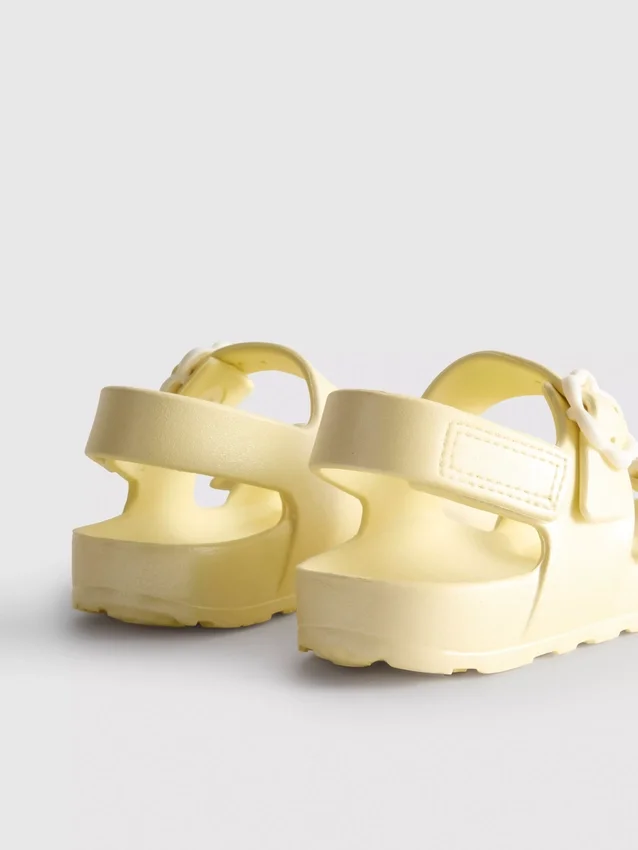 Sandaler med blomsterremme