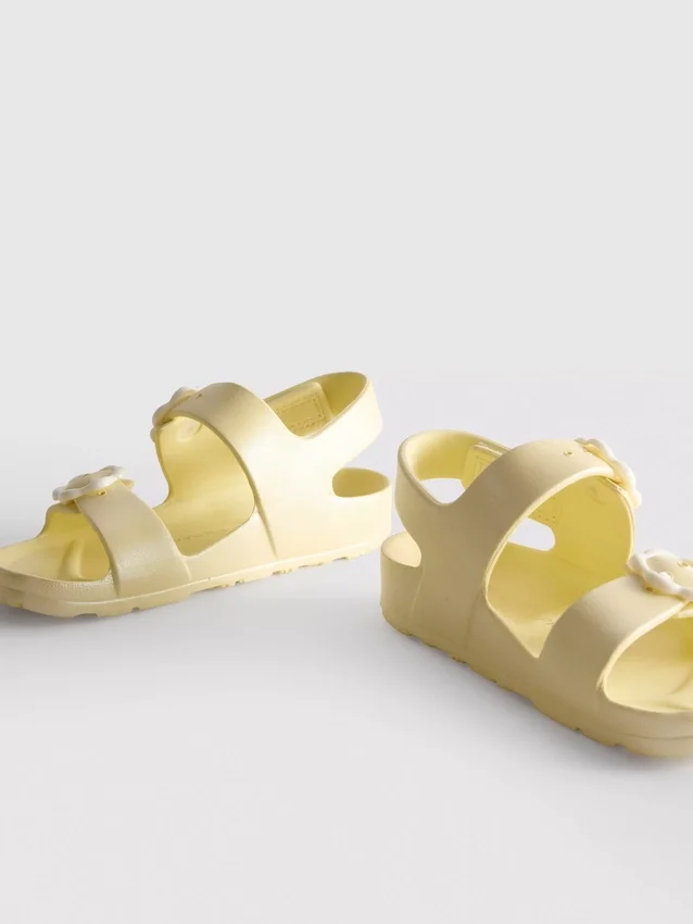 Sandaler med blomsterremme