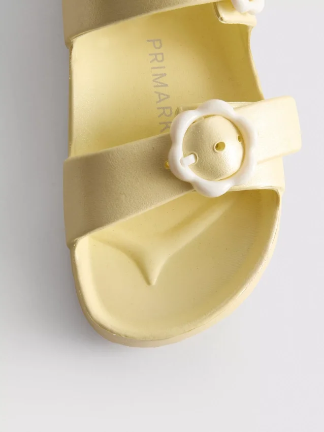 Sandaler med blomsterremme