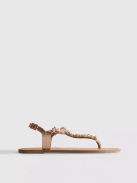 Sandaler med dekorationer