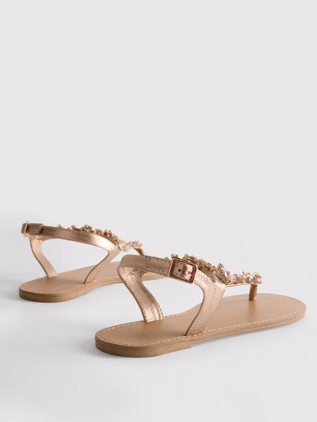 Sandaler med dekorationer