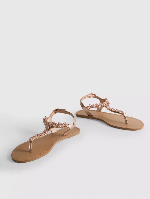 Sandaler med dekorationer
