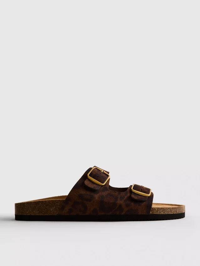 Sandaler med dobbelt rem og fodseng i leopardmønster