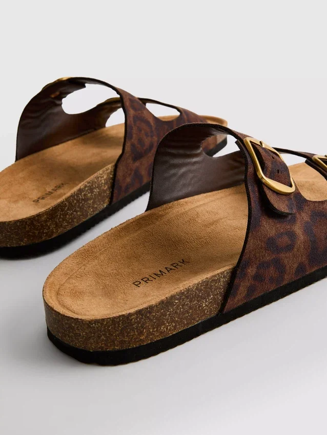 Sandaler med dobbelt rem og fodseng i leopardmønster