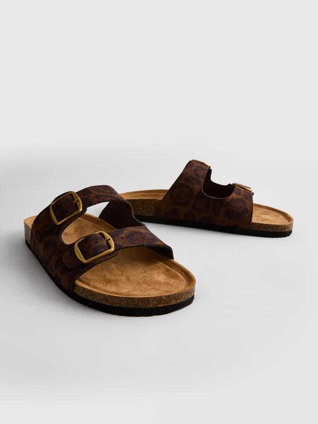 Sandaler med dobbelt rem og fodseng i leopardmønster