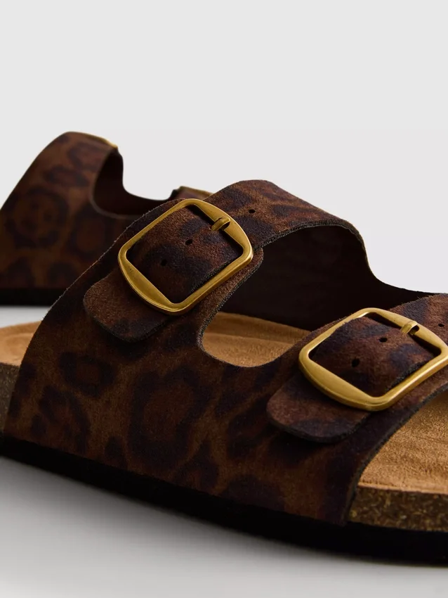 Sandaler med dobbelt rem og fodseng i leopardmønster
