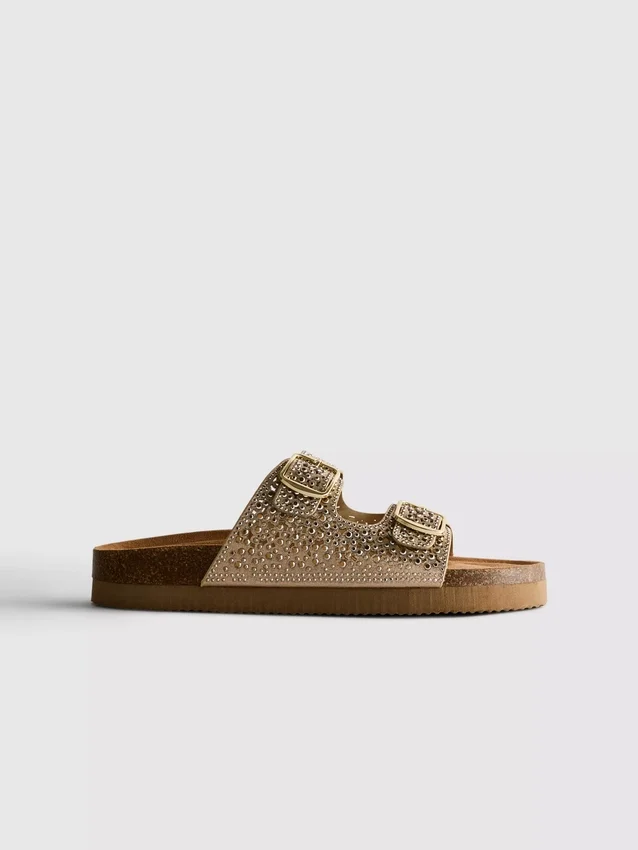 Sandaler med dobbelt spænde og dekorationer