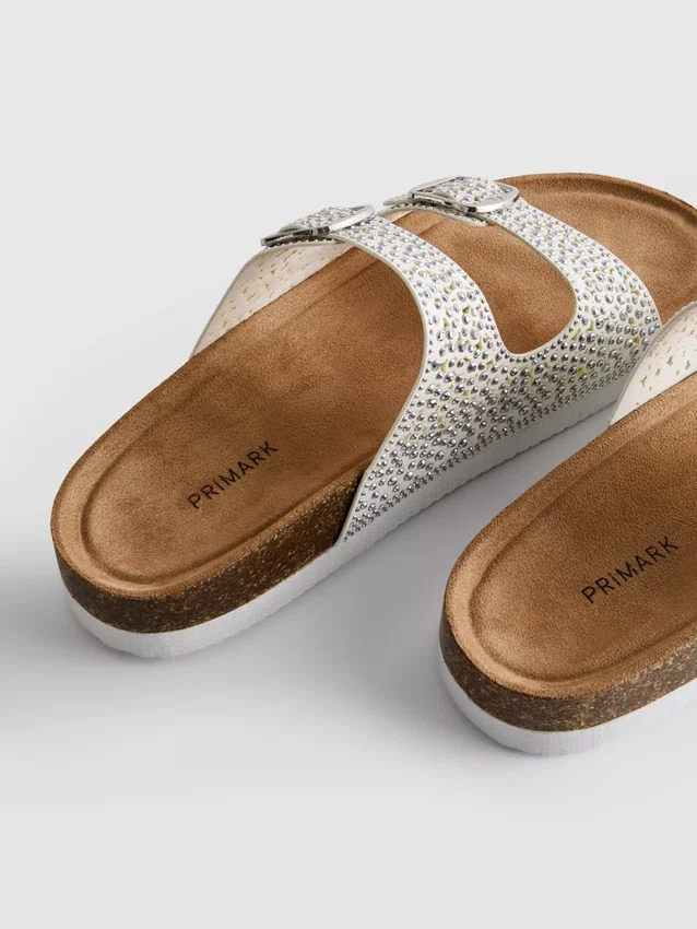 Sandaler med dobbelt spænde og dekorationer