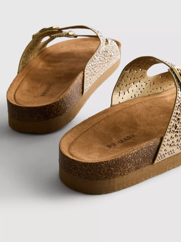 Sandaler med dobbelt spænde og dekorationer