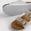 Sandaler med dobbelt spænde og dekorationer