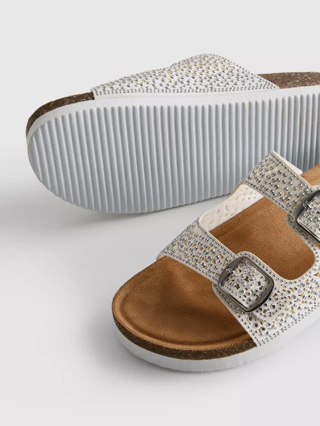 Sandaler med dobbelt spænde og dekorationer