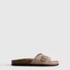 Sandaler med en rem og nitter