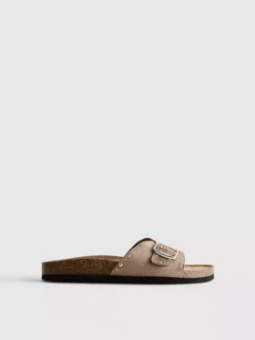 Sandaler med en rem og nitter