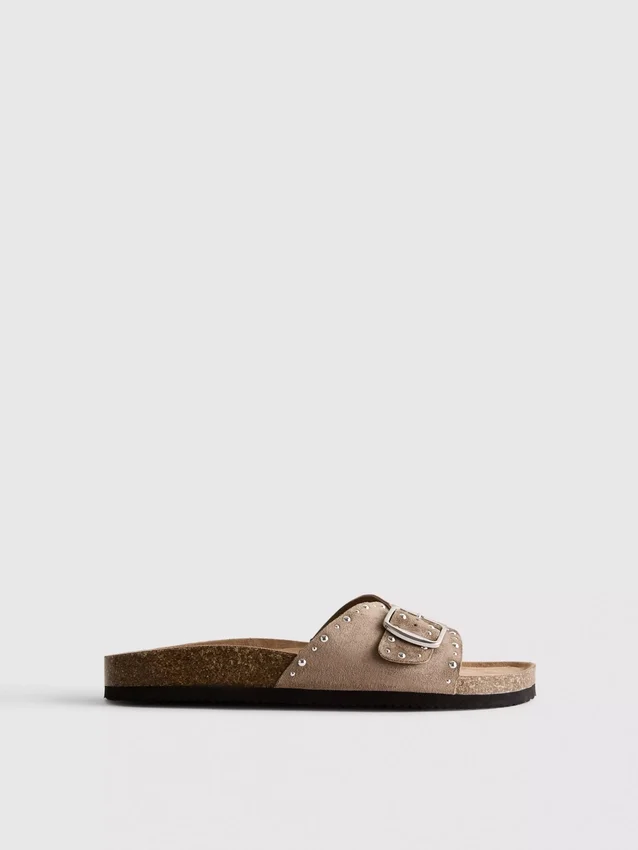 Sandaler med en rem og nitter