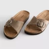 Sandaler med en rem og nitter