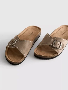 Sandaler med en rem og nitter
