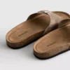 Sandaler med en rem og nitter