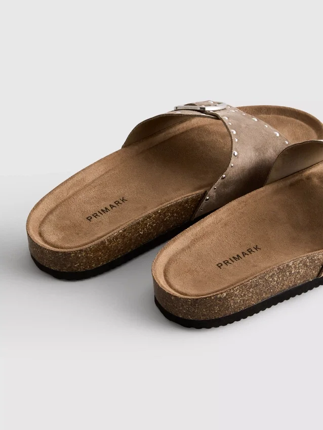 Sandaler med en rem og nitter