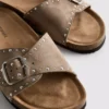 Sandaler med en rem og nitter