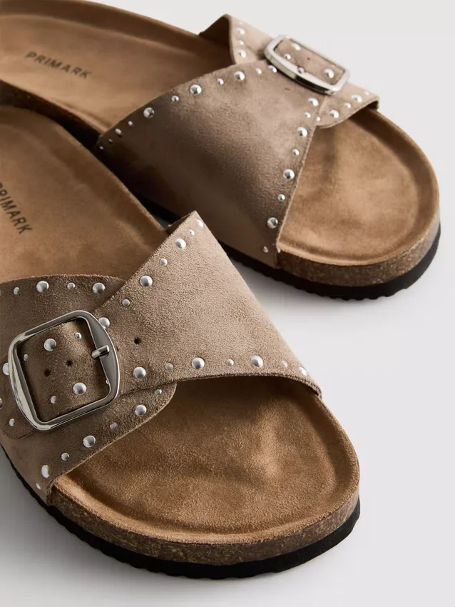 Sandaler med en rem og nitter