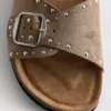 Sandaler med en rem og nitter