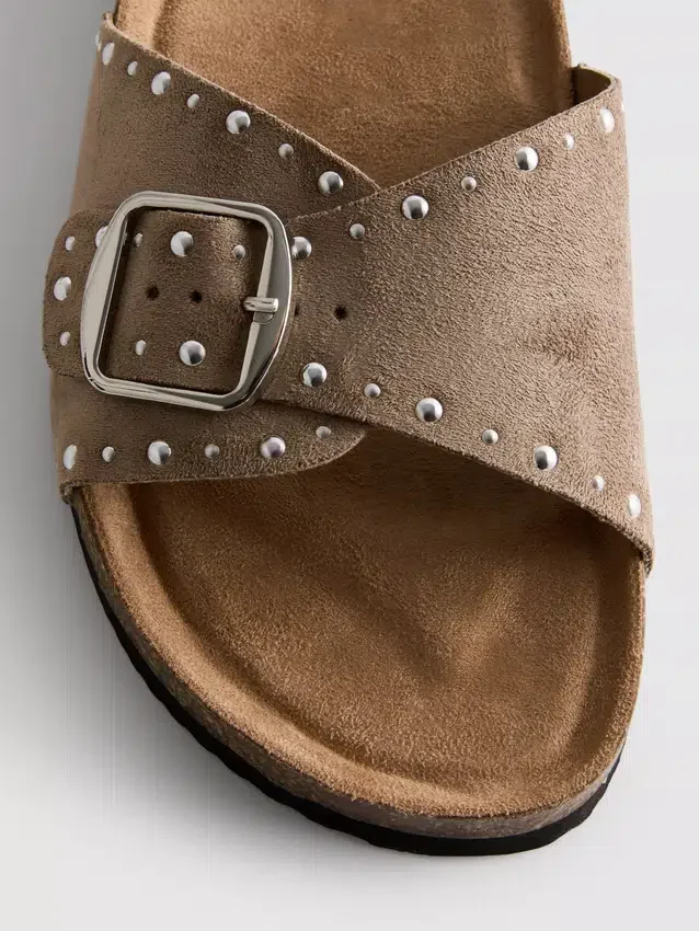 Sandaler med en rem og nitter