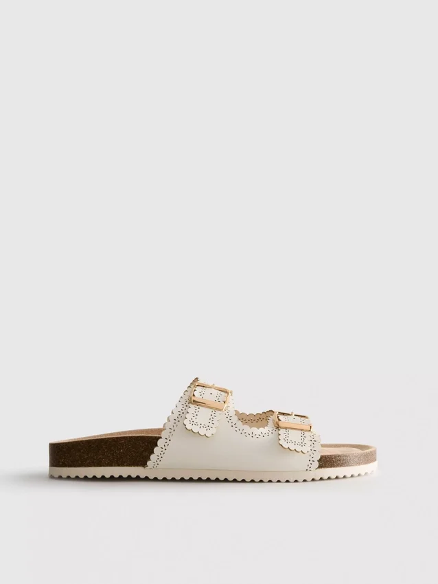 Sandaler med laserskåret fodseng