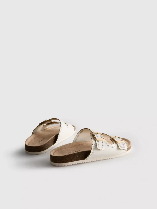 Sandaler med laserskåret fodseng