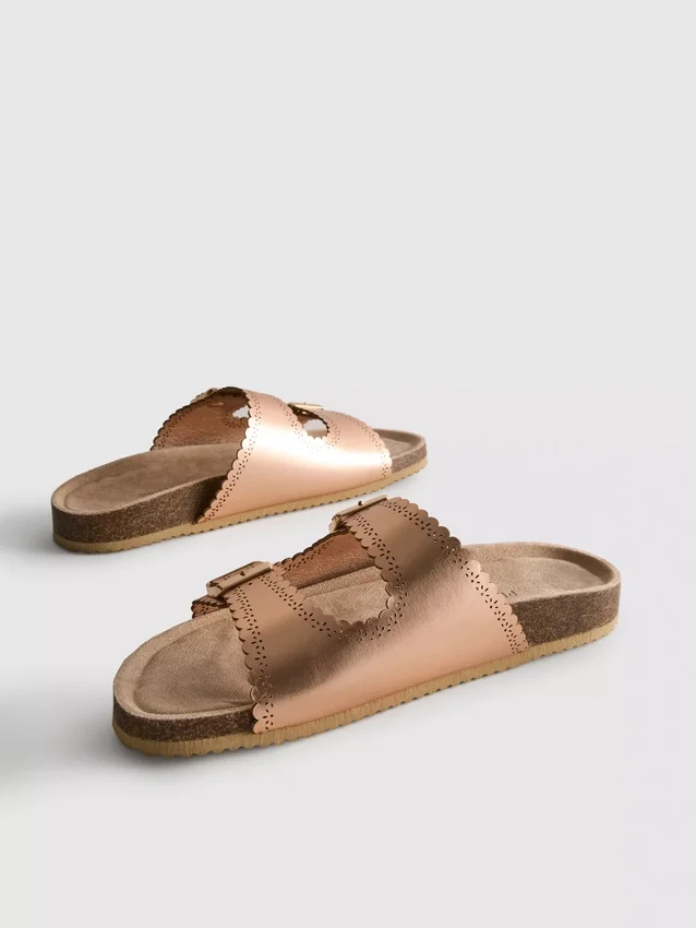 Sandaler med laserskåret fodseng