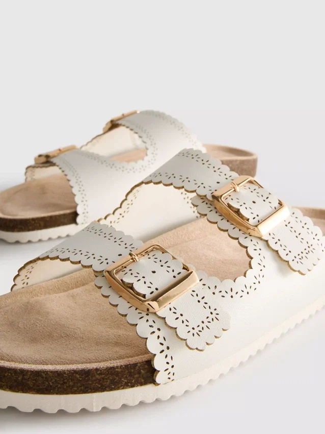 Sandaler med laserskåret fodseng